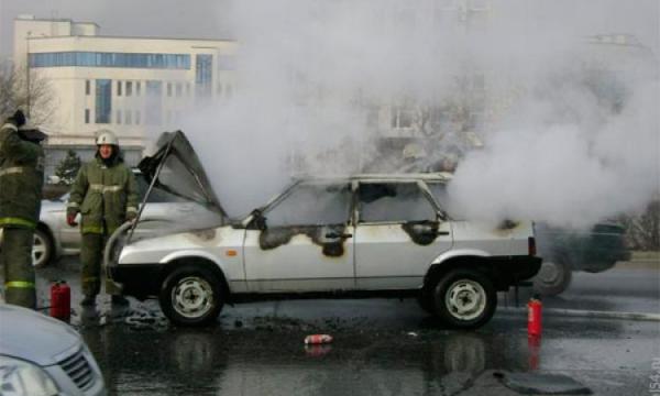 В Чегеме начальник ГИБДД помог потушить загоревшуюся легковушку